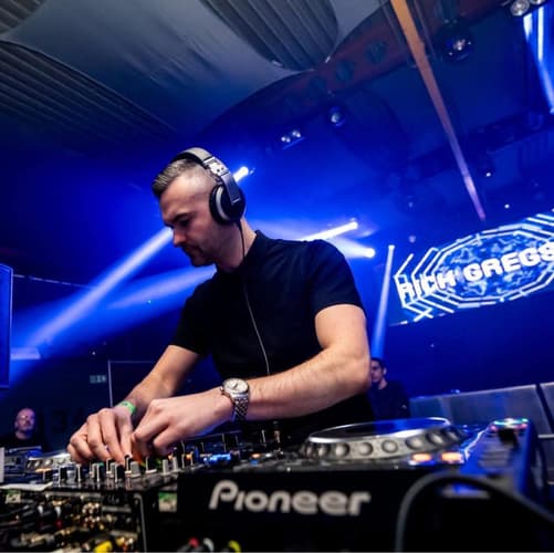 Rich Gregson performing